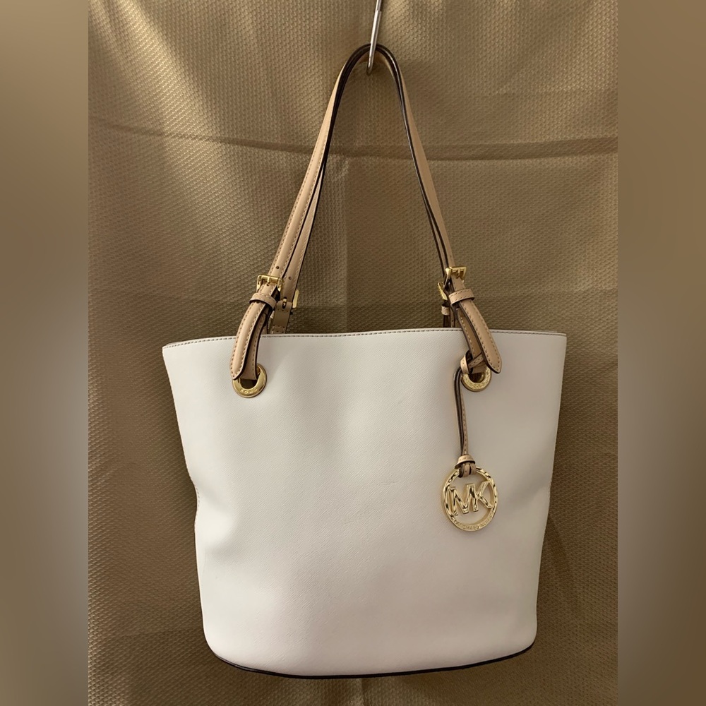 NWT Michael Kors Jet Set Tote Bag with Tan Straps and magnetic snap closure